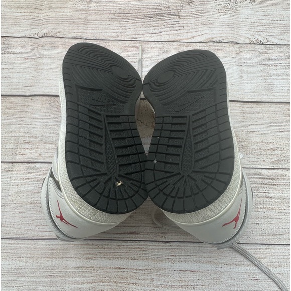 Jordan Flight Legend White Gym Red Black
AA2527-112 size 4Y - Picture 7 of 8